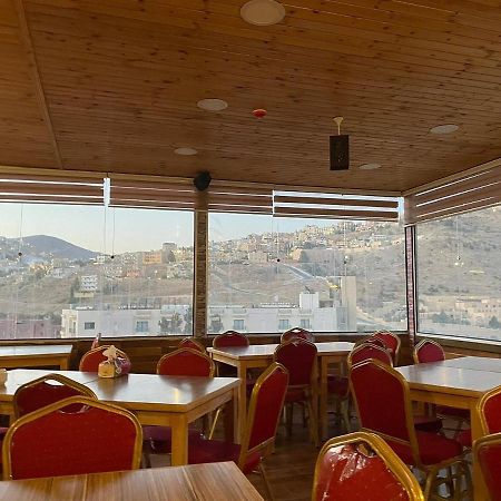 Petra Cabin Inn Hostel&Resturant ワディ・ムーサ エクステリア 写真