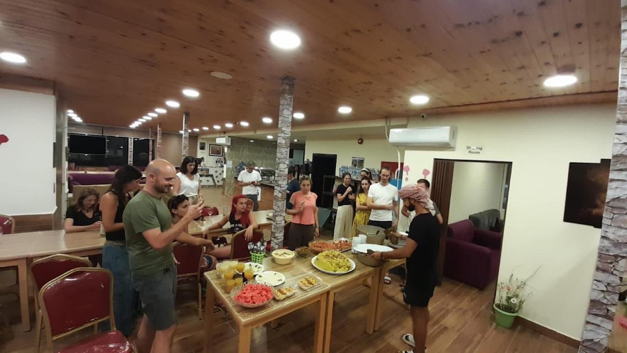 Petra Cabin Inn Hostel&Resturant ワディ・ムーサ エクステリア 写真
