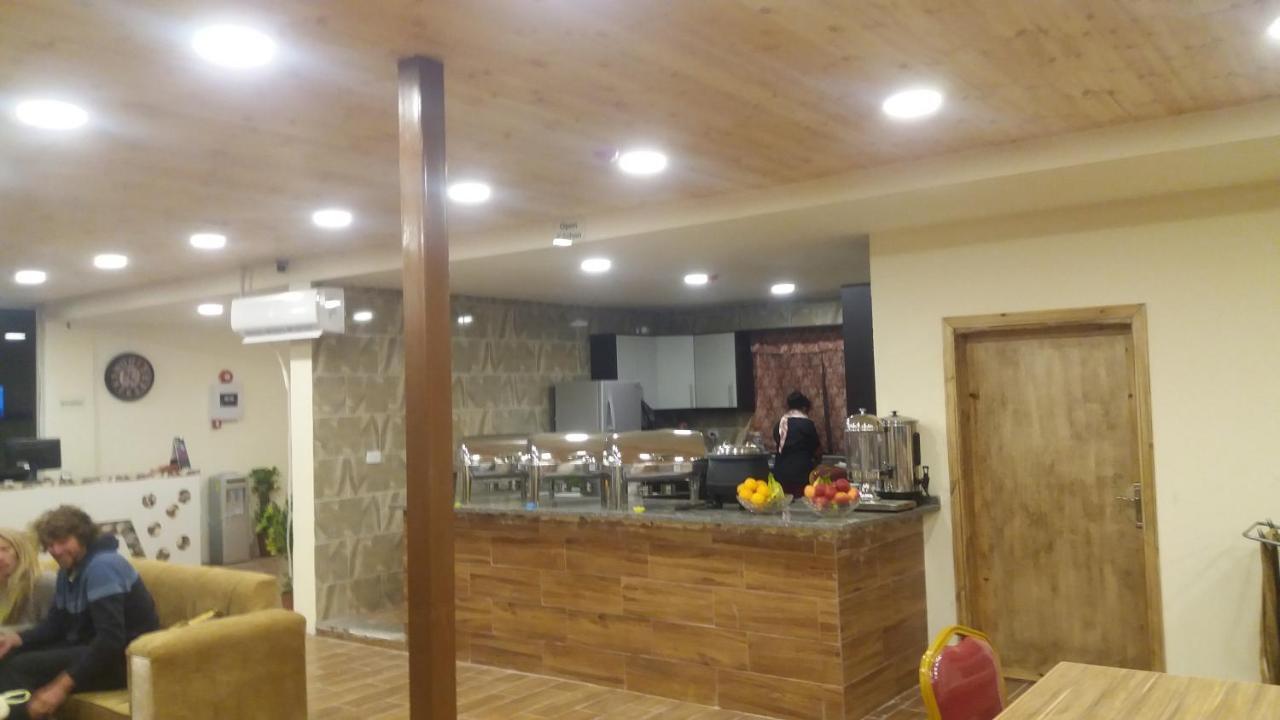 Petra Cabin Inn Hostel&Resturant ワディ・ムーサ エクステリア 写真